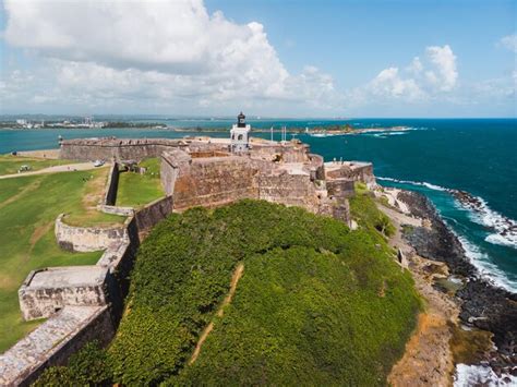 Le Château de San Felipe: Une forteresse majestueuse surplombant le paysage andalou!